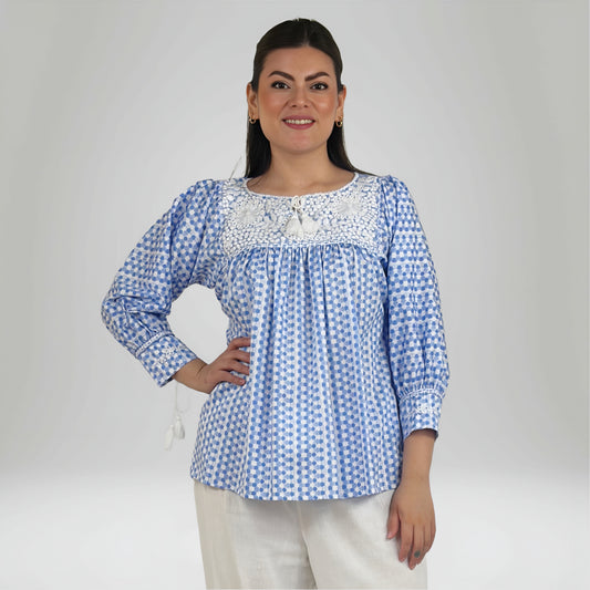 Blusa Aguacatenango Bolitas Algodón Estampado bolitas azul con blanco, bordado blanco, vista frontal en modelo.