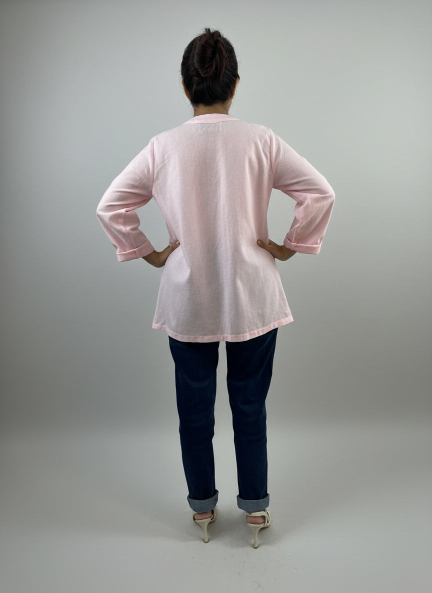 Blusa Chiapas guayabera bordado Chamula color rosa, vista posterior en modelo.