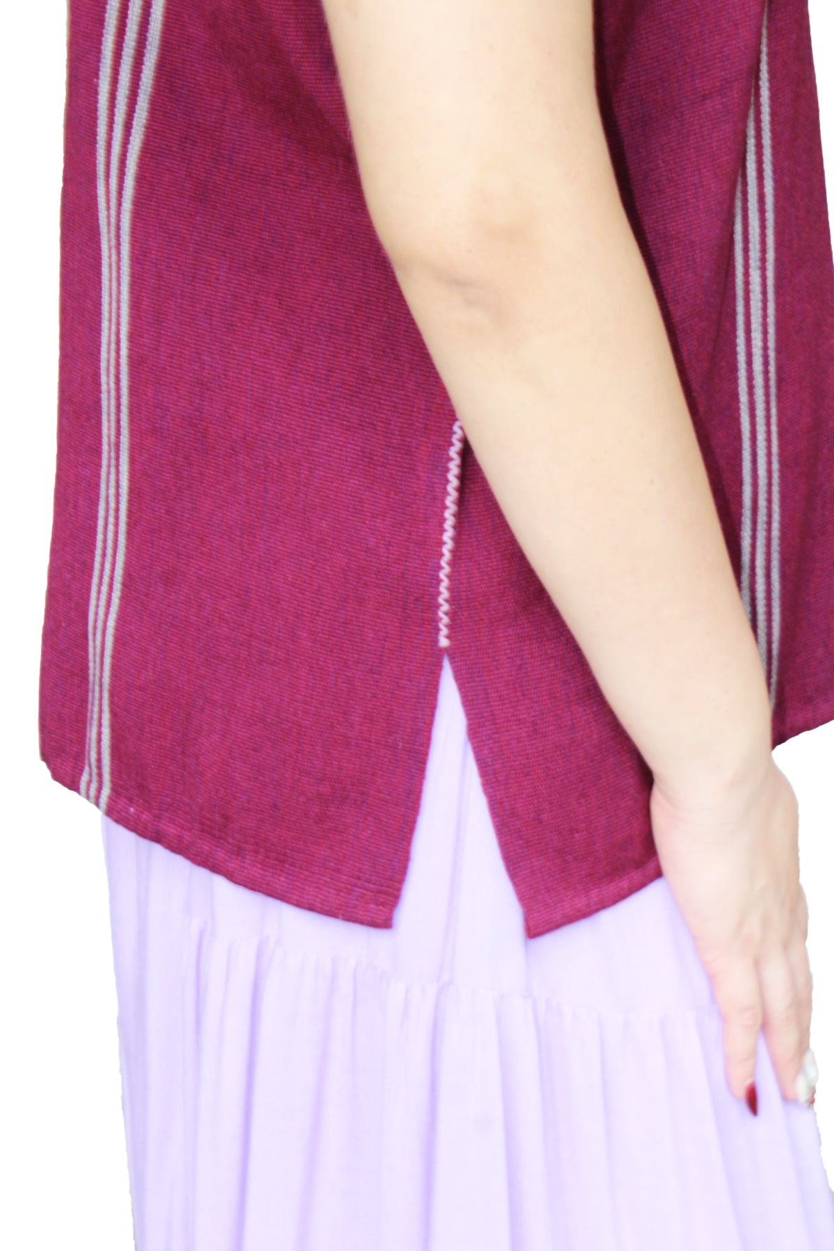 Blusa Huipil Antolina color vino, vista leteral.