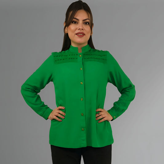 Blusa Rayón Alforzas con 8 botones de Ámbar color verde bandera, vista frontal en modelo de cerca.
