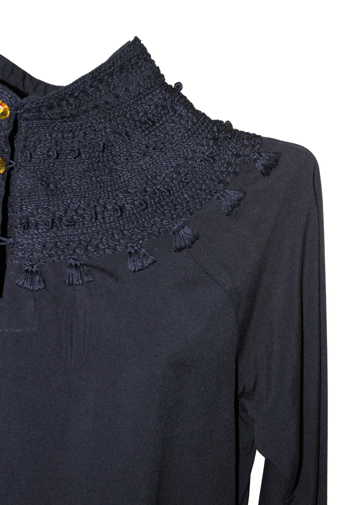 Blusa bordado Chamula con 5 botones de ámbar en color negro, detalle del bordado.
