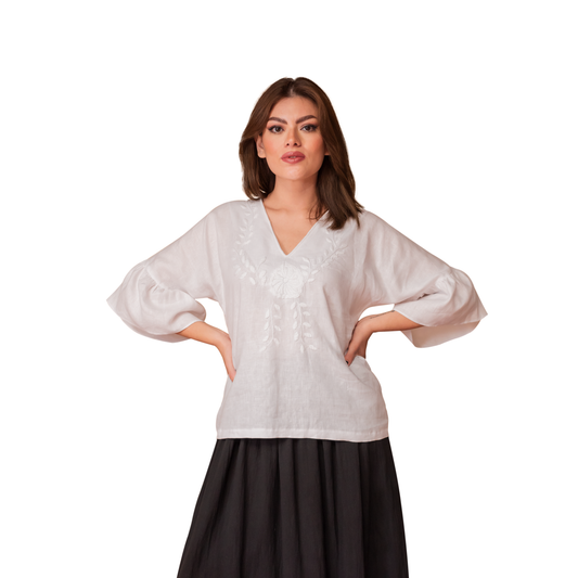 Blusa de lino bordado Aguacatenango. Manga campana en color blanco, vista en modelo.