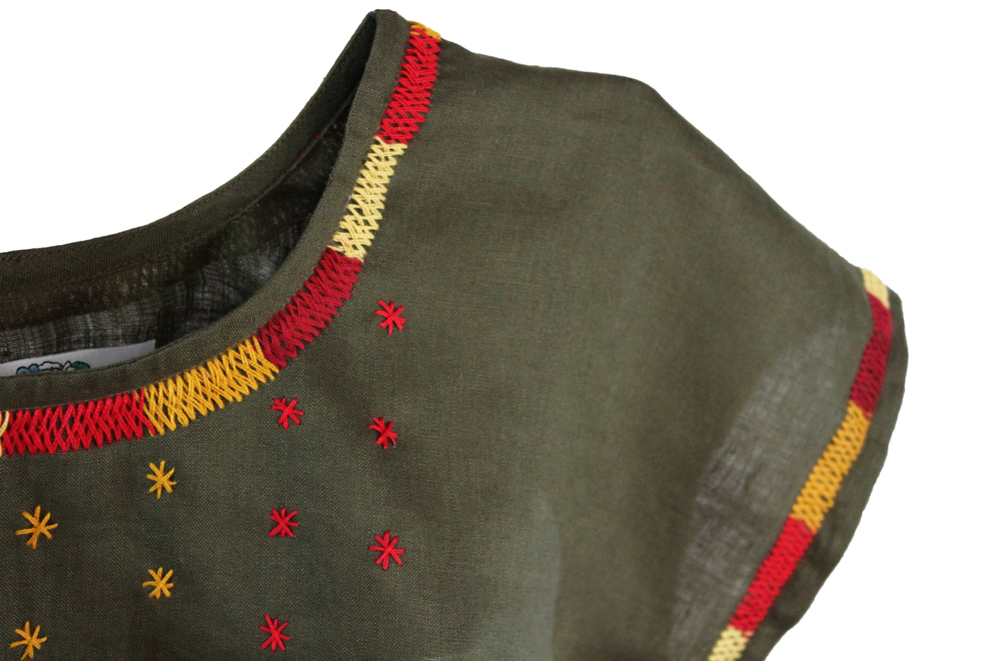 Blusa de lino, bordado estrellitas color verde olivo, detalle del bordado en cuello y manga.
