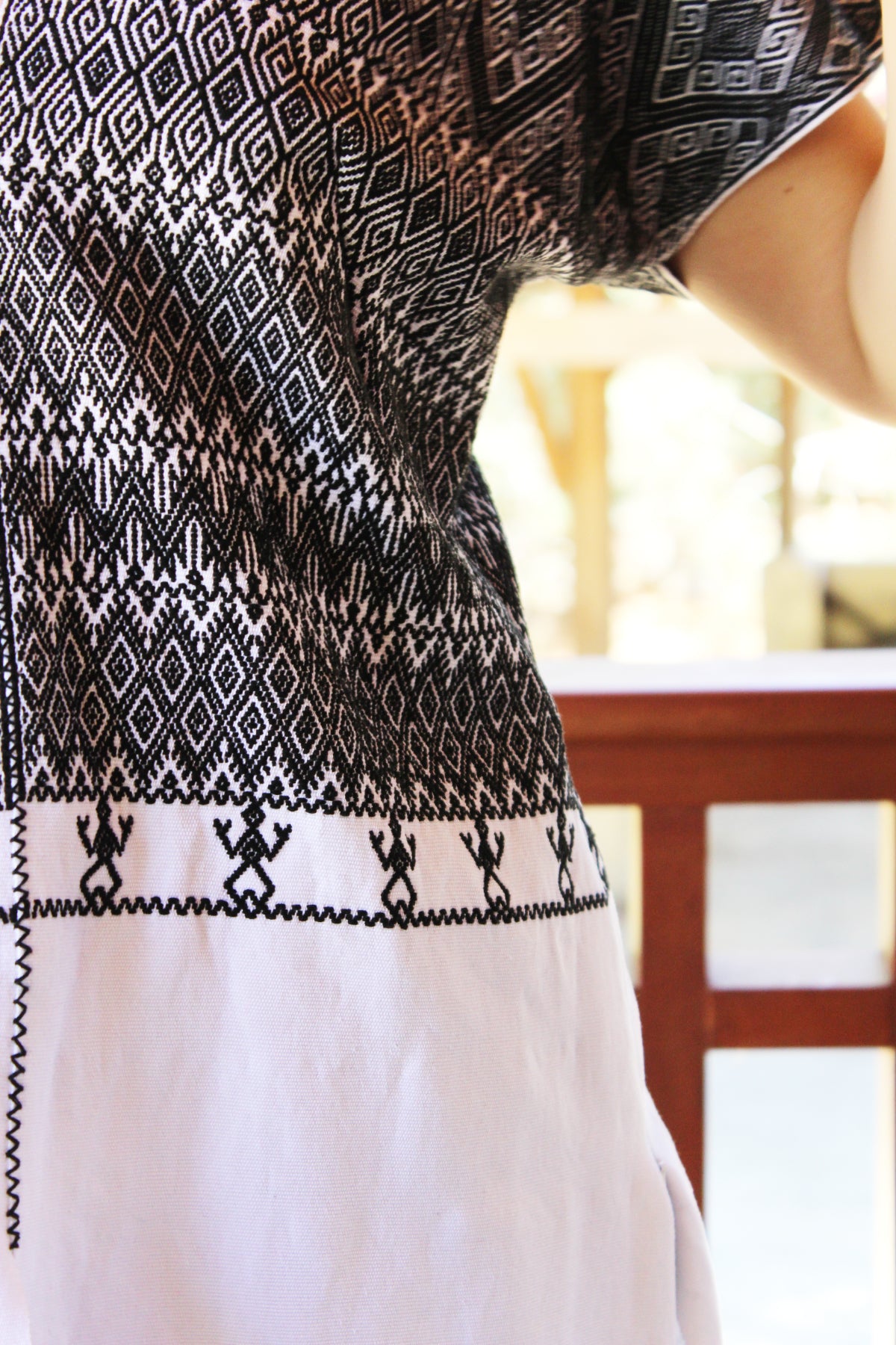 Blusa larga con moños. Brocado Larrainzar, color blanco y negro, detalle del telar.