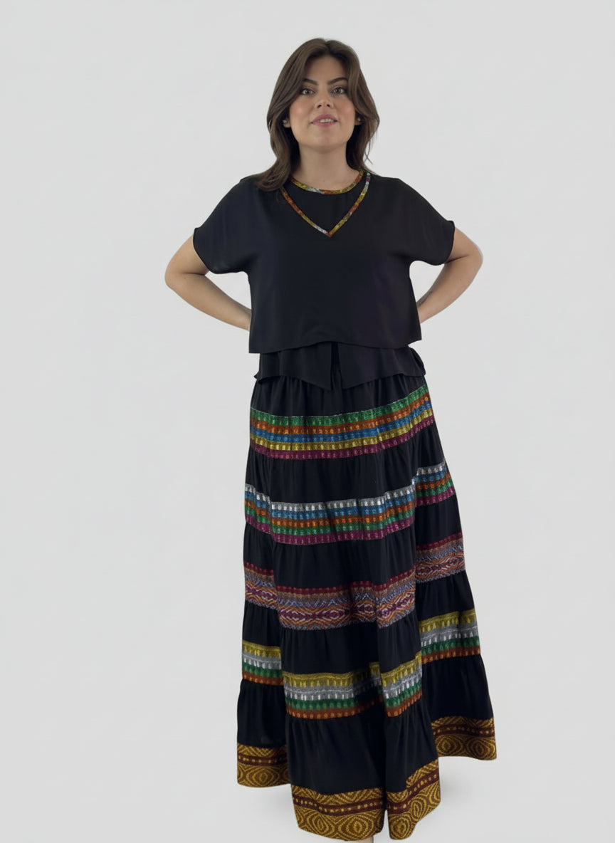 Falda Chiapas en rayón y tela artesanal, en modelo, vista frontal.