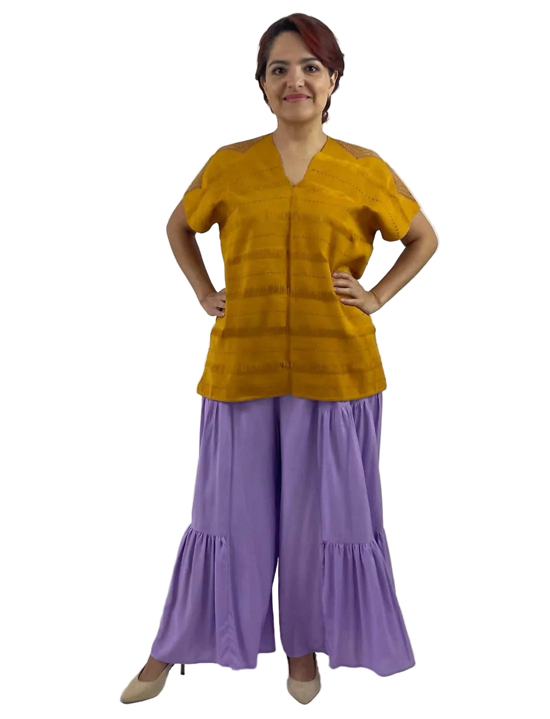 Huipil Rombos Cancuc color mostaza, detalles en lila, vista en modelo.