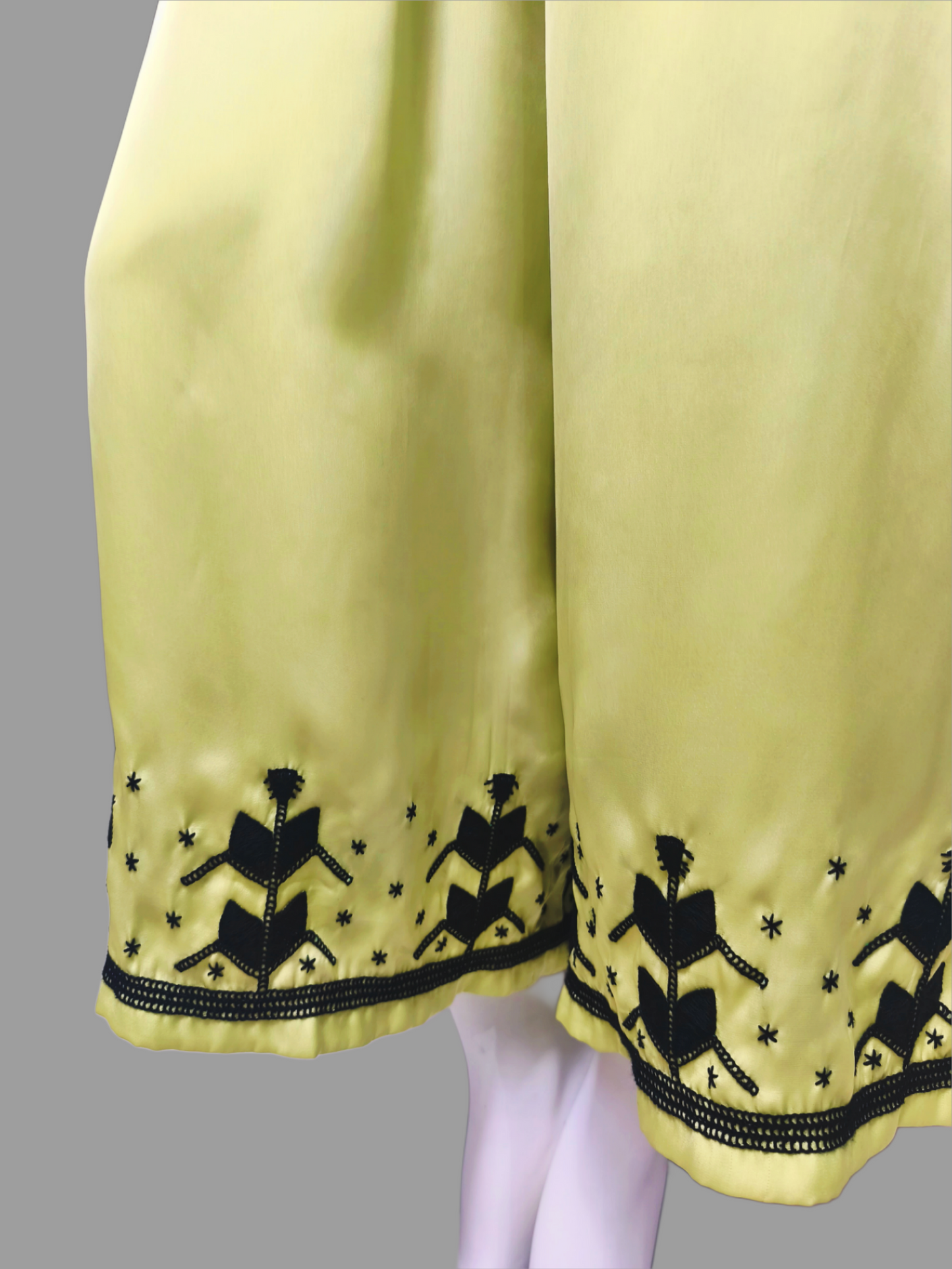 Pantalón satín bordado milpa color verde limón, detalle del bordado.