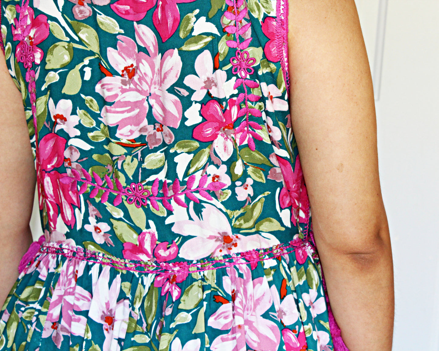 Vestido tradicional Aguacatenango sin mangas. Flores Rosa