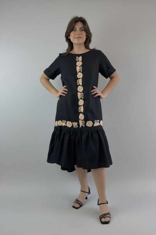 Vestido Acampanado con vuelo bordado a mano Aguacatenango color negro, bordado beige, vista frontal en modelo.
