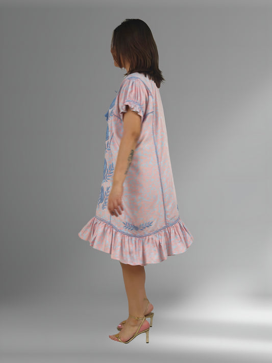 Vestido Chemise Bordado con Hilo Egipcio color salmón, bordado celeste, vista lateral en modelo.
