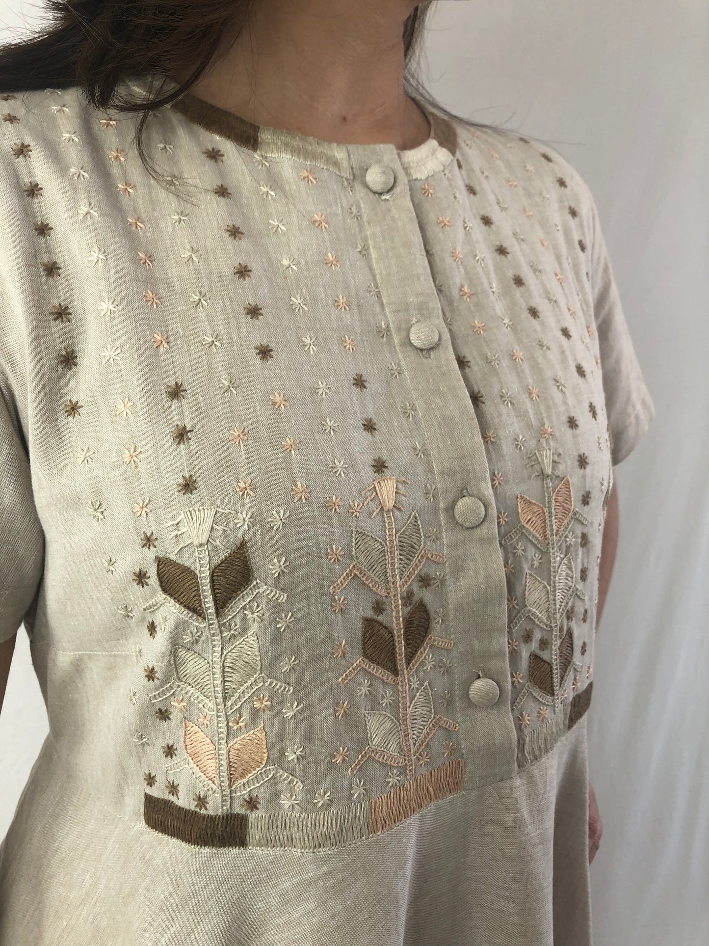 Vestido Chiapas falda circular 3 cortes bordado Milpa, color beige, detalle del bordado.