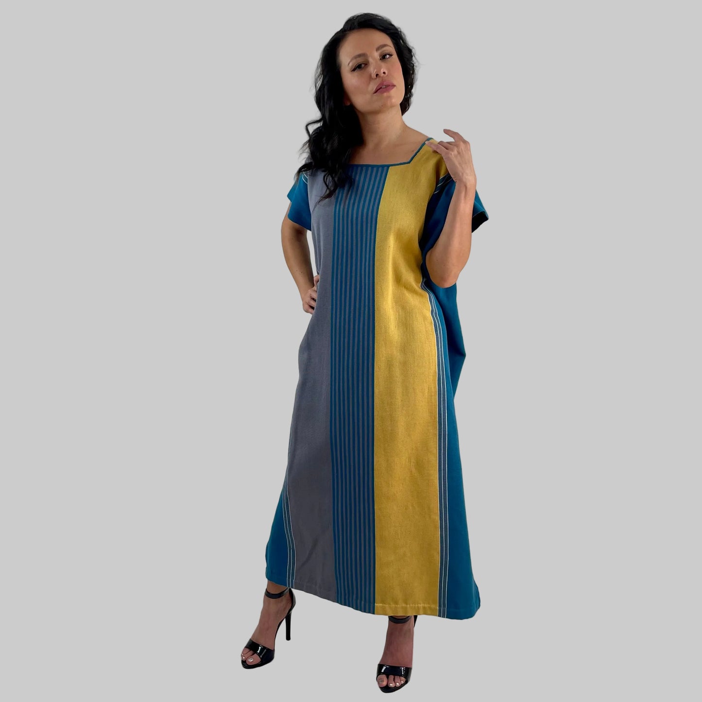 Vestido Huipil de Telar a Rayas Larrainzar en color Azul/Amarillo vista frontal.