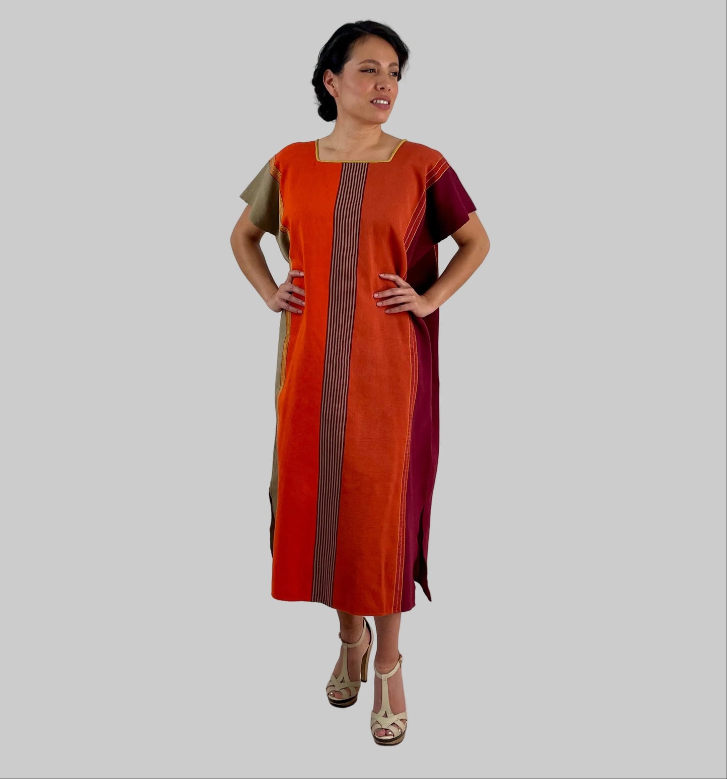 Vestido Huipil de Telar a Rayas Larrainzar en colores Ladrillo/Vino, vista en modelo.