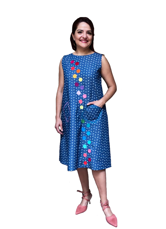 Vestido Mezclilla Bolitas Colores, vista frontal en modelo con vista de las bolsas.