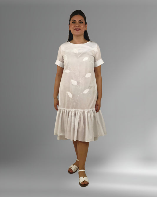 Vestido algodón bordado hojas color blanco, vista frontal en modelo.