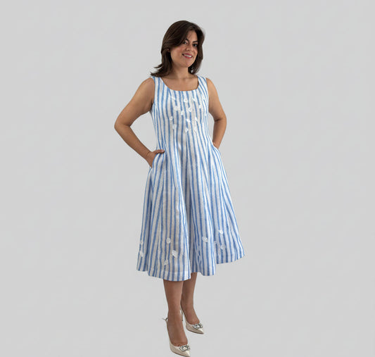 Vestido cuchillas lino-algodón, bordado a mano a rayas celeste y blanco, vista frontal en modelo.