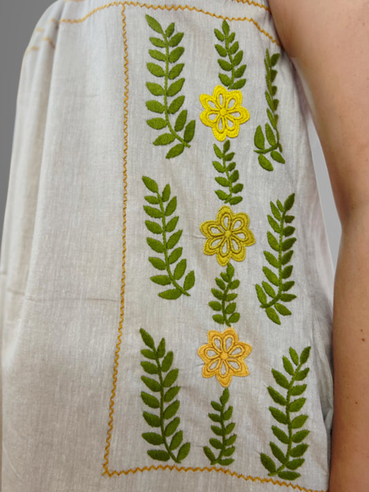 Vestido de Algodón con forro Bolsas Bordado Aguacatenango color beige, detalle del bordado.