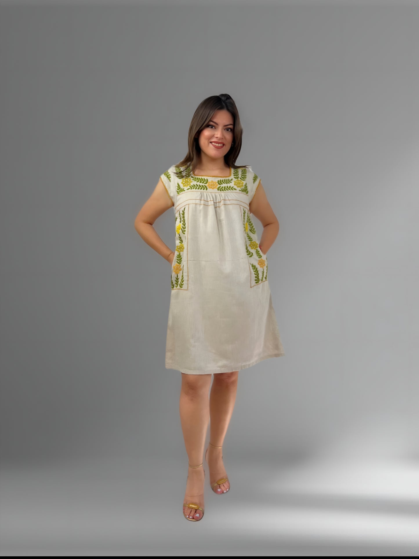 Vestido de Algodón con forro Bolsas Bordado Aguacatenango color beige, vista en modelo.