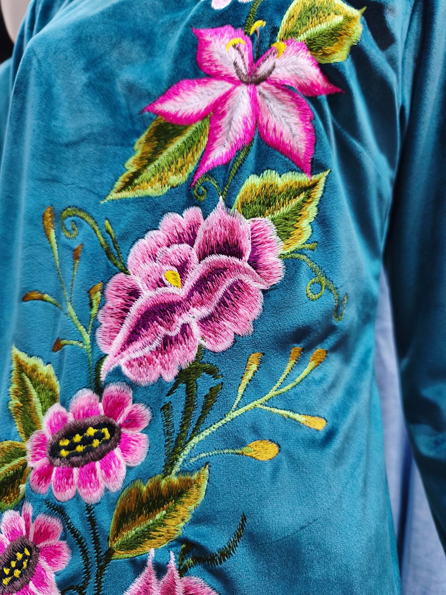 Vestido terciopelo bordado Zinacantán, detalle del bordado.