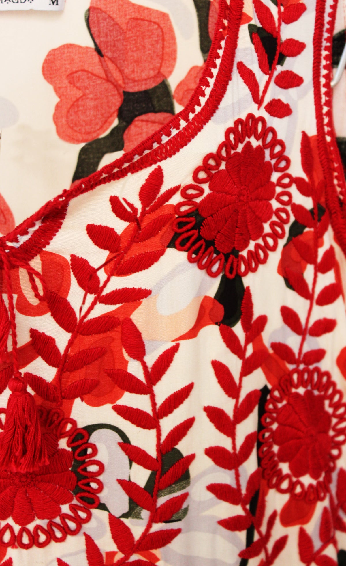 Vestido tradicional Aguacatenango sin mangas en tela blanca, con estampado y bordad rojo, detalle del estampado y bordado en el pecho.
