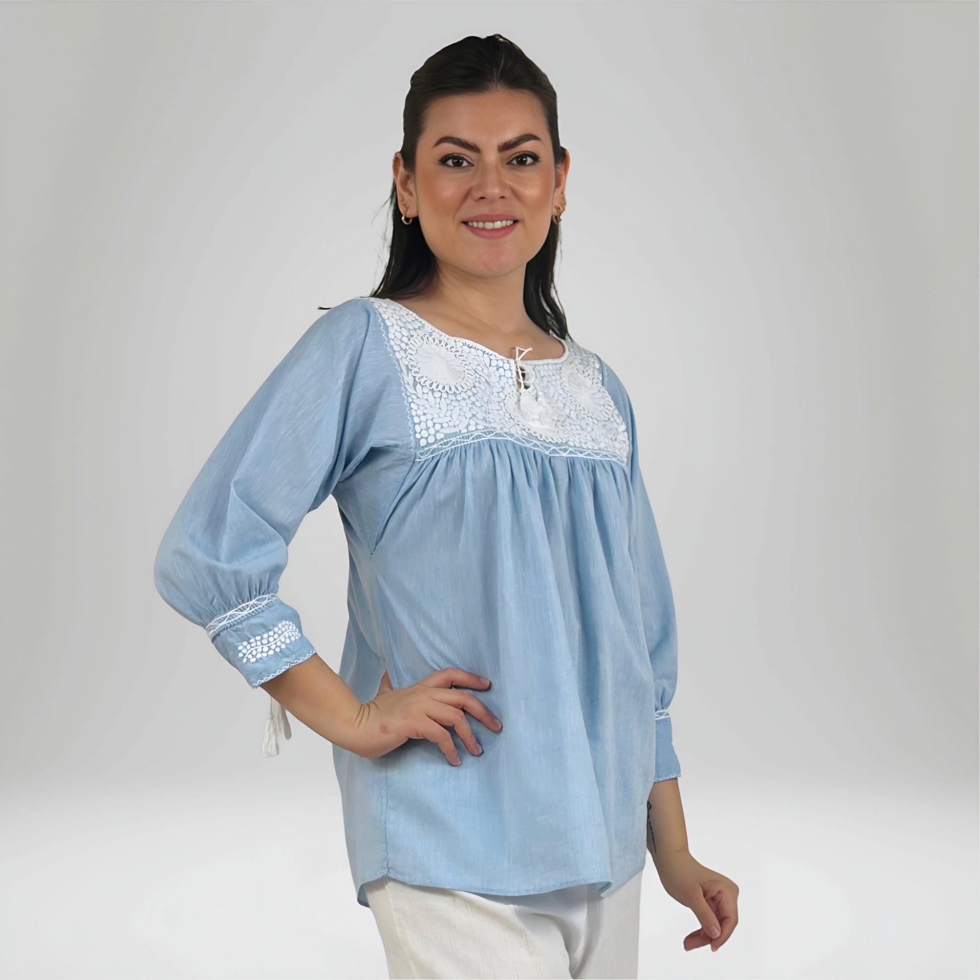 Blusa Aguacatenango Bolitas Algodón Celeste, bordado blanco, vista lateral en modelo.