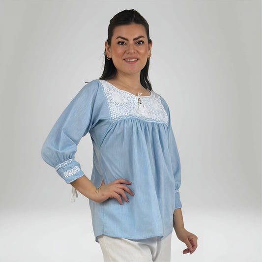 Blusa Aguacatenango Bolitas Algodón Celeste, bordado blanco, vista lateral en modelo.