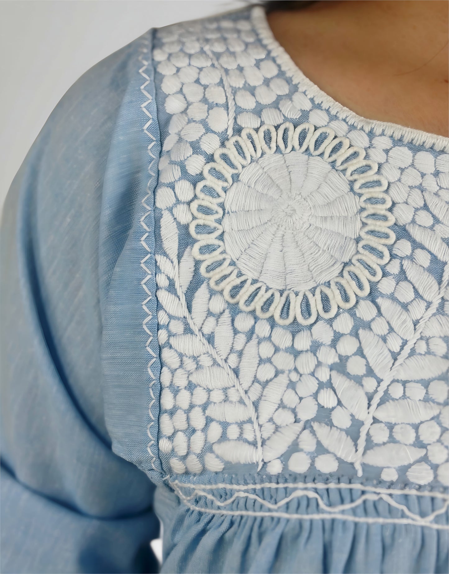Blusa Aguacatenango Bolitas Algodón Celeste bordado blanco, detalle del bordado en el pecho.