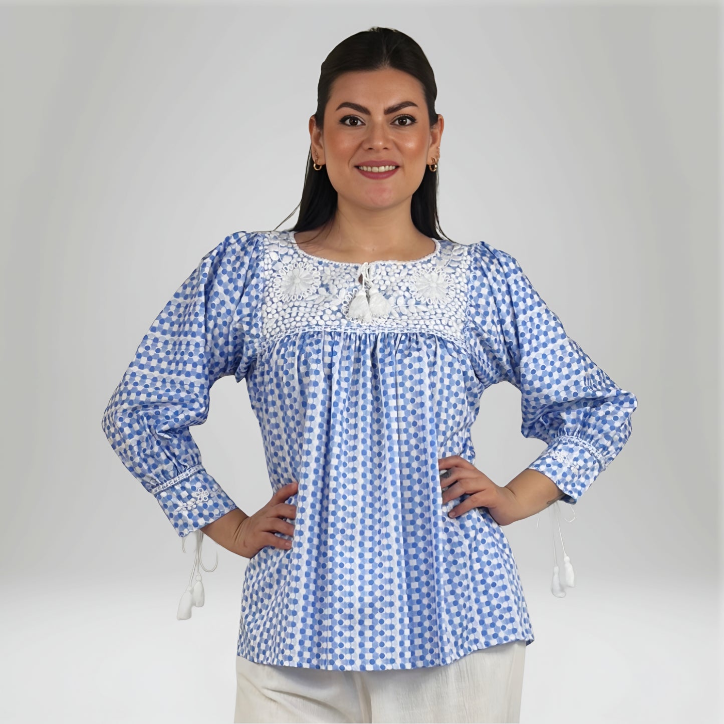 Blusa Aguacatenango Bolitas Algodón Estampado bolitas en color azul y blanco, bordado blanco, vista frontal en modelo.