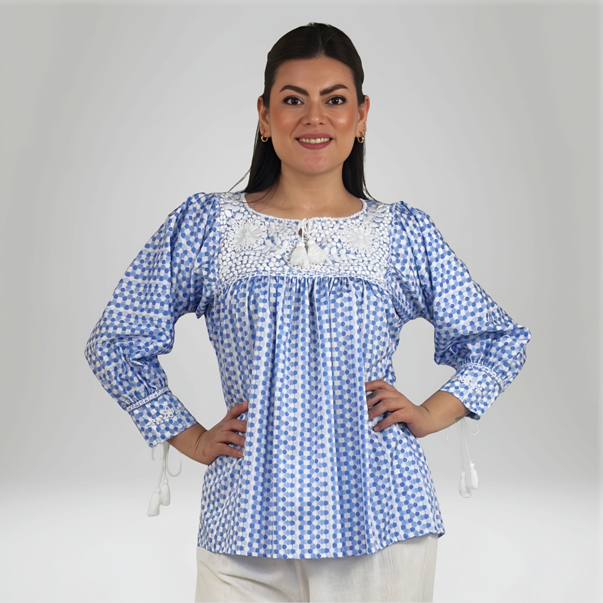 Blusa Aguacatenango Bolitas Algodón Estampado bolitas en color azul y blanco, bordado blanco, vista frontal en modelo.