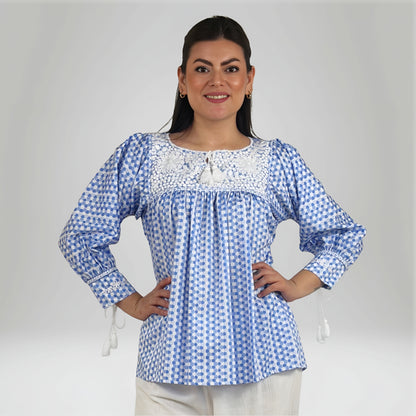 Blusa Aguacatenango Bolitas Algodón Estampado bolitas en color azul y blanco, bordado blanco, vista frontal en modelo.