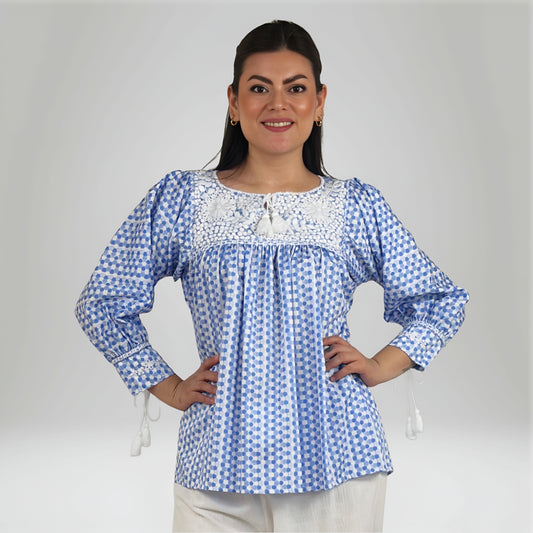 Blusa Aguacatenango Bolitas Algodón Estampado bolitas en color azul y blanco, bordado blanco, vista frontal en modelo.
