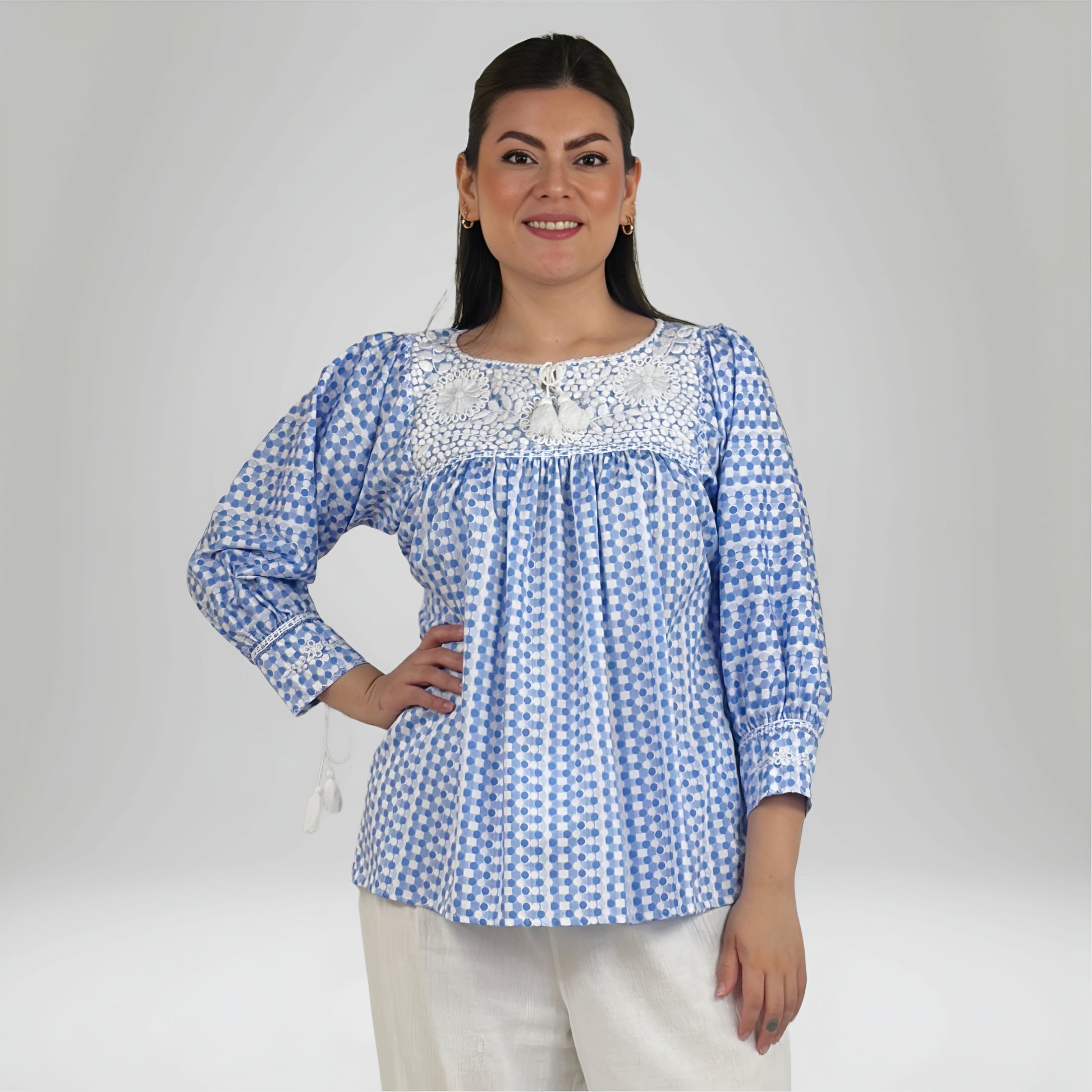 Blusa Aguacatenango Bolitas Algodón Estampado bolitas azul con blanco, bordado blanco, vista frontal en modelo.
