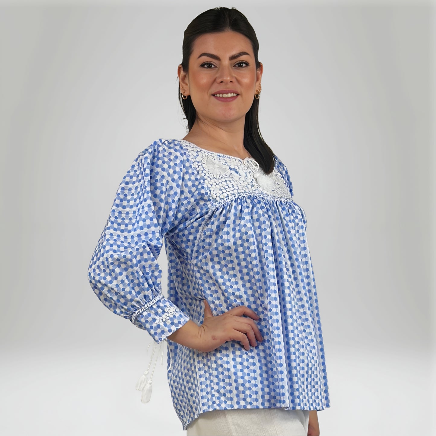 Blusa Aguacatenango Bolitas Algodón Estampado bolitas color azul y blanco, vista lateral en modelo.