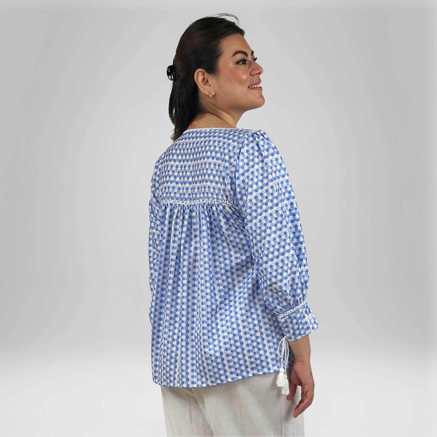 Blusa Aguacatenango Bolitas Algodón Estampado bolitas color azul y blanco, bordado blanco, vista posterior en modelo.