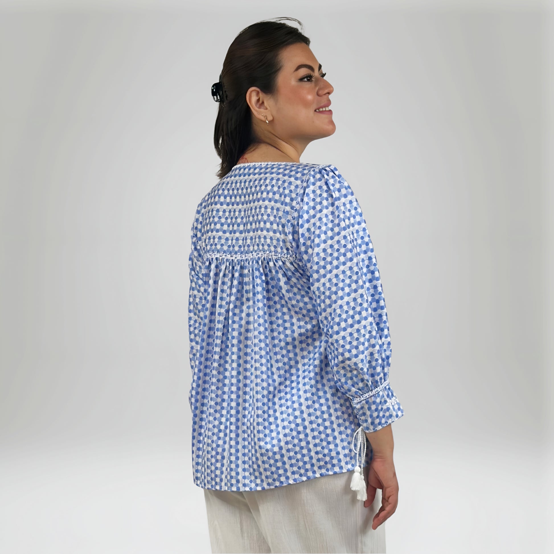 Blusa Aguacatenango Bolitas Algodón Estampado bolitas color azul y blanco, bordado blanco, vista posterior en modelo.