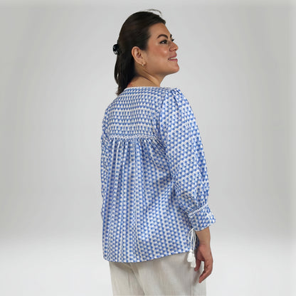 Blusa Aguacatenango Bolitas Algodón Estampado bolitas color azul y blanco, bordado blanco, vista posterior en modelo.
