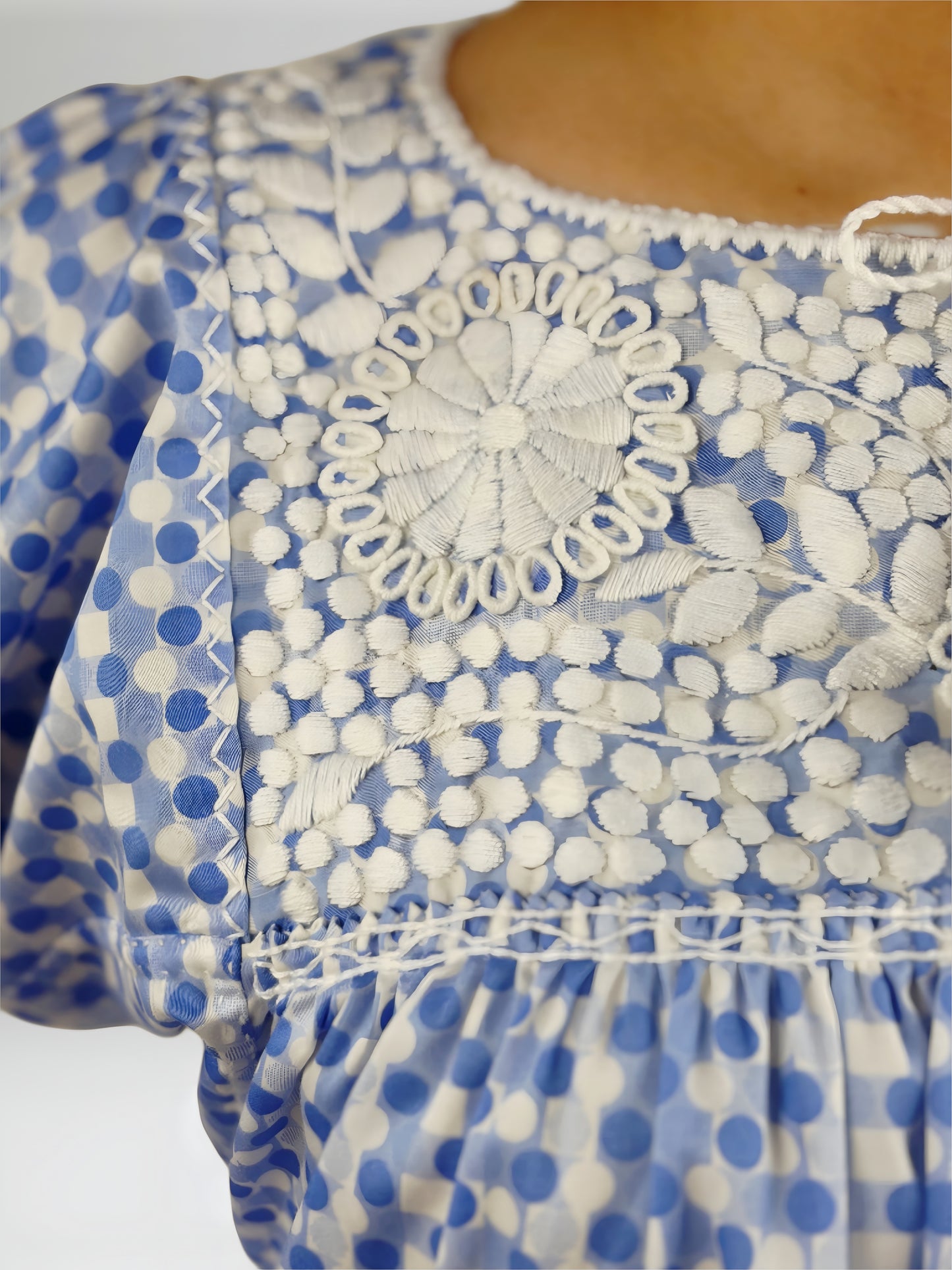 Blusa Aguacatenango Bolitas Algodón Estampado bolitas color azul y blanco, bordado blanco, detalle del bordado en pecho.