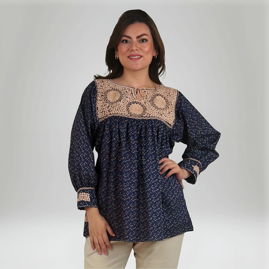 Blusa Aguacatenango Bolitas Algodón color azul marino estampado floreado, bordado beige aguacatenango, vista frontal en modelo.
