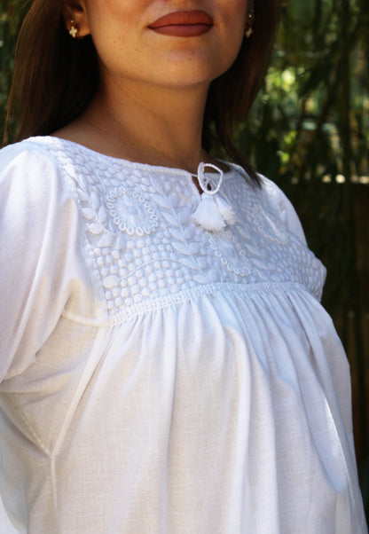 Blusa Aguacatenango de lino Bordado Bolitas color blanco, bordado blanco, vista en modelo.