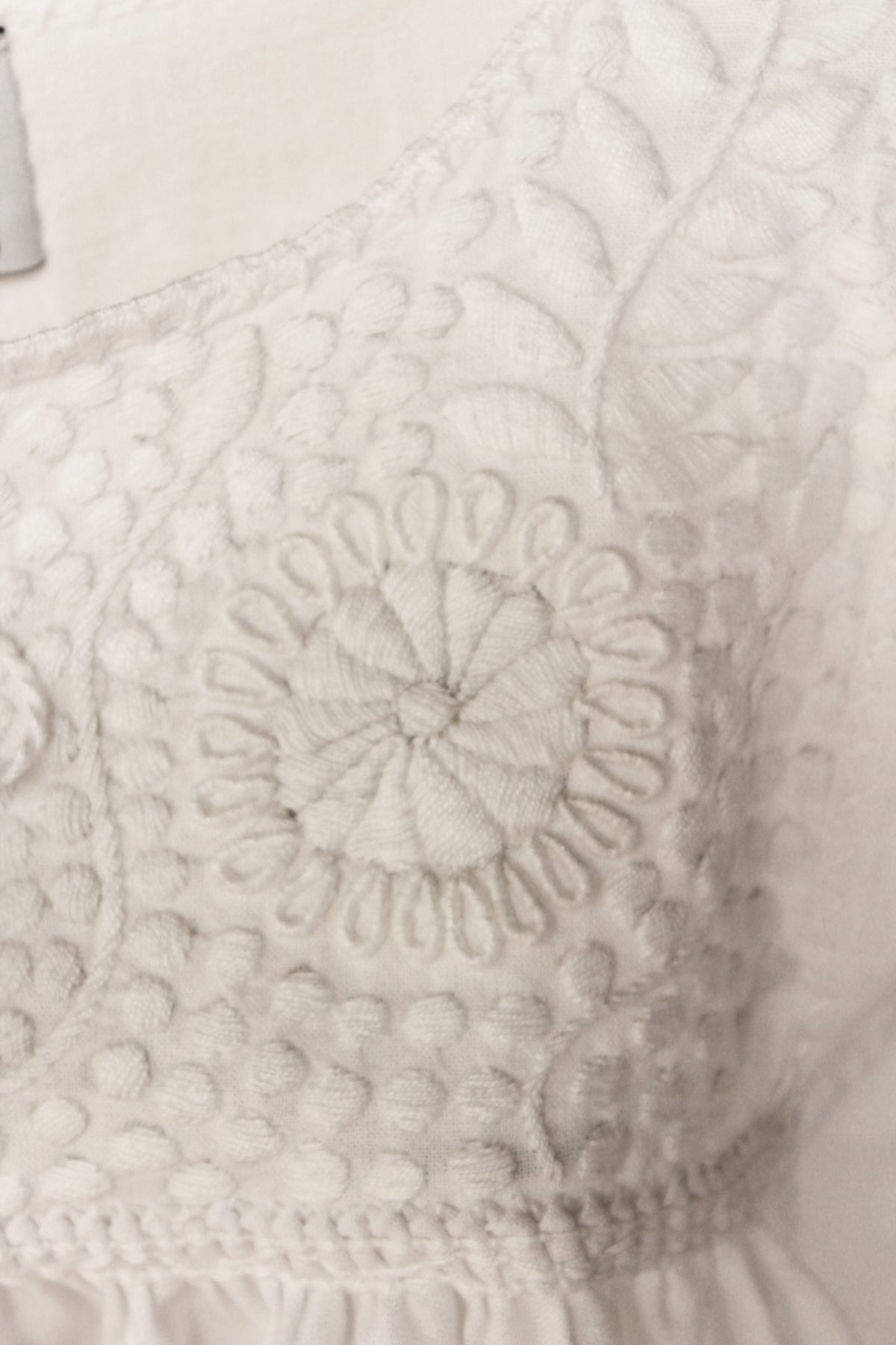 Blusa Aguacatenango de lino Bordado Bolitas color blanco, bordado blanco, detalle del bordado.