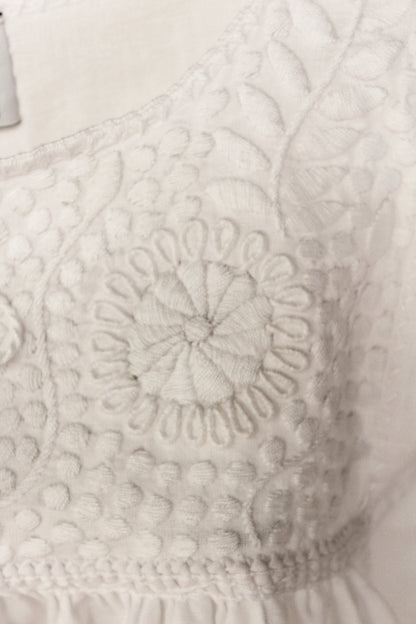 Blusa Aguacatenango de lino Bordado Bolitas color blanco, bordado blanco, detalle del bordado.