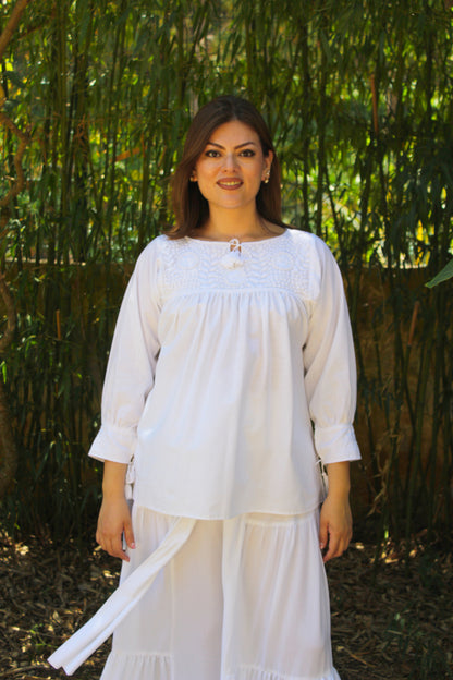 Blusa Aguacatenango de lino Bordado Bolitas color blanco, bordado blanco, vista frontal en modelo.