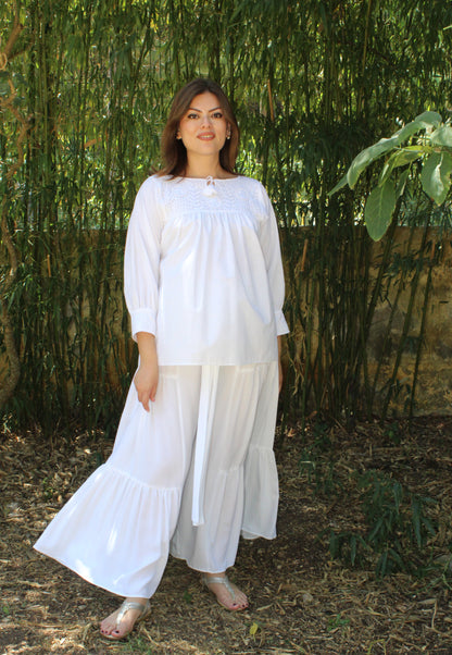 Blusa Aguacatenango de lino Bordado Bolitas color blanco, bordado blanco, vista en modelo.