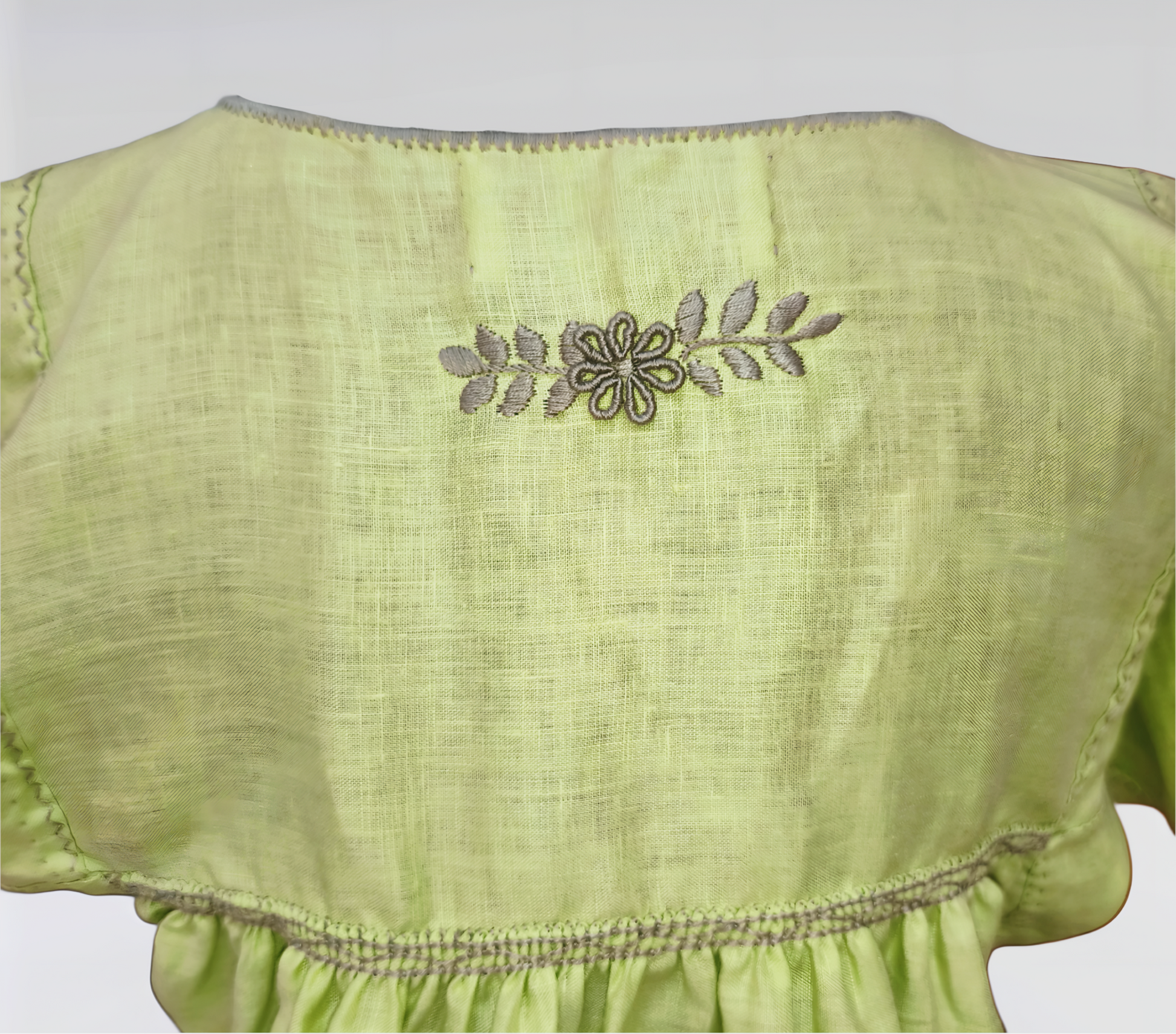 Blusa Aguacatenango de lino Bordado Bolitas manga corta color verde manzana, bordado gris, detalle de la espalda.