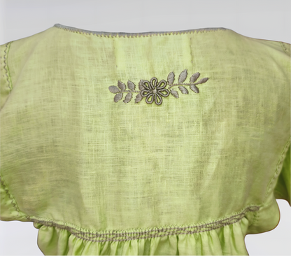 Blusa Aguacatenango de lino Bordado Bolitas manga corta color verde manzana, bordado gris, detalle de la espalda.
