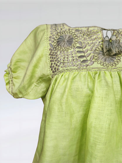Blusa Aguacatenango de lino Bordado Bolitas manga corta color verde manzana, bordado gris, detalle del bordado en el pecho y forma de la manga.
