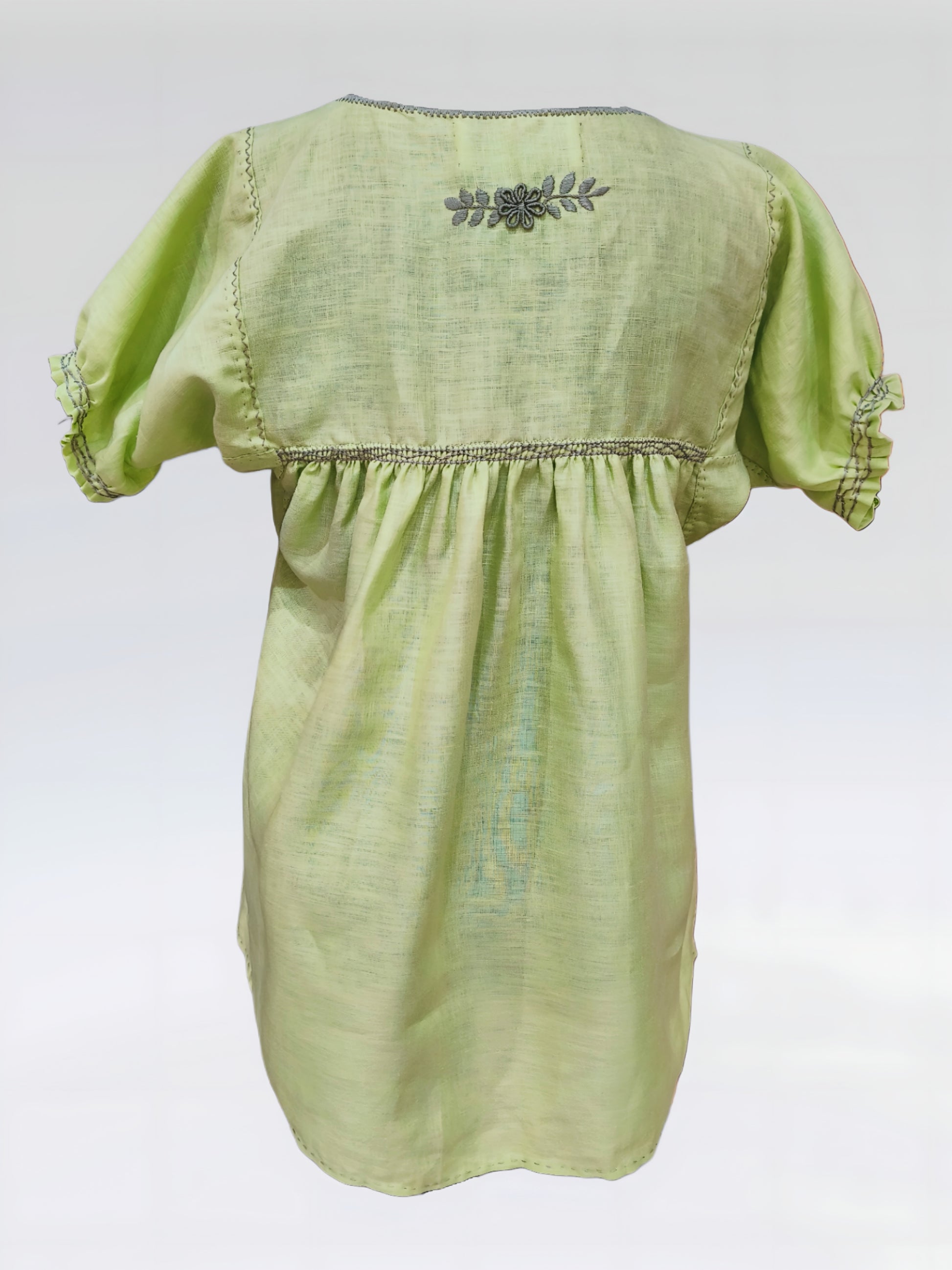 Blusa Aguacatenango de lino Bordado Bolitas manga corta color verde manzana, bordado gris, vista posterior.