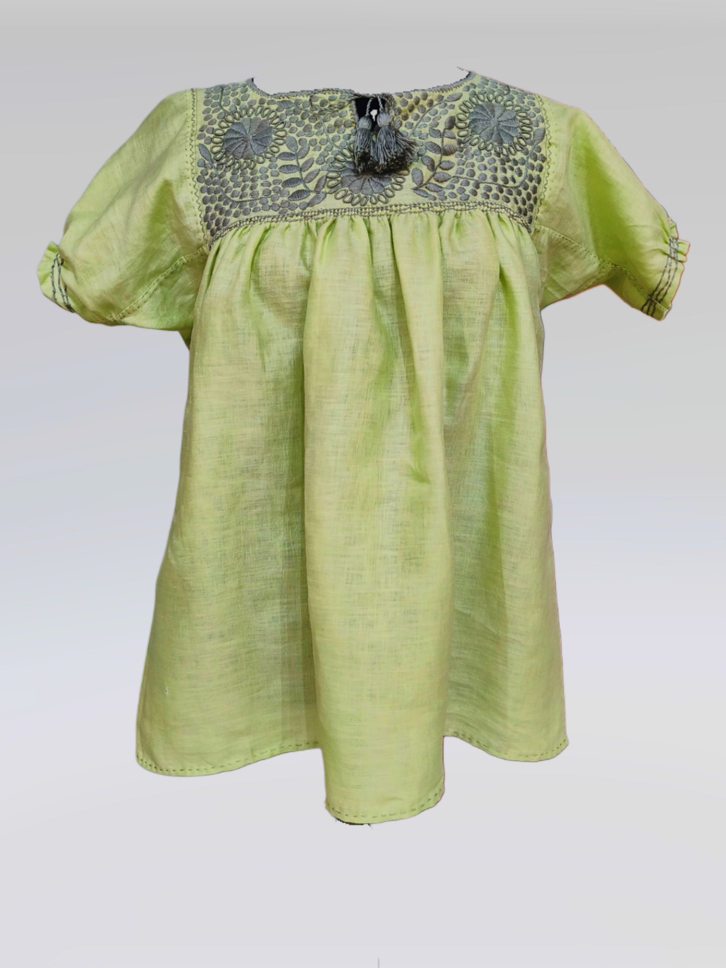 Blusa Aguacatenango de lino Bordado Bolitas manga corta color verde manzana, bordado gris, vista frontal.