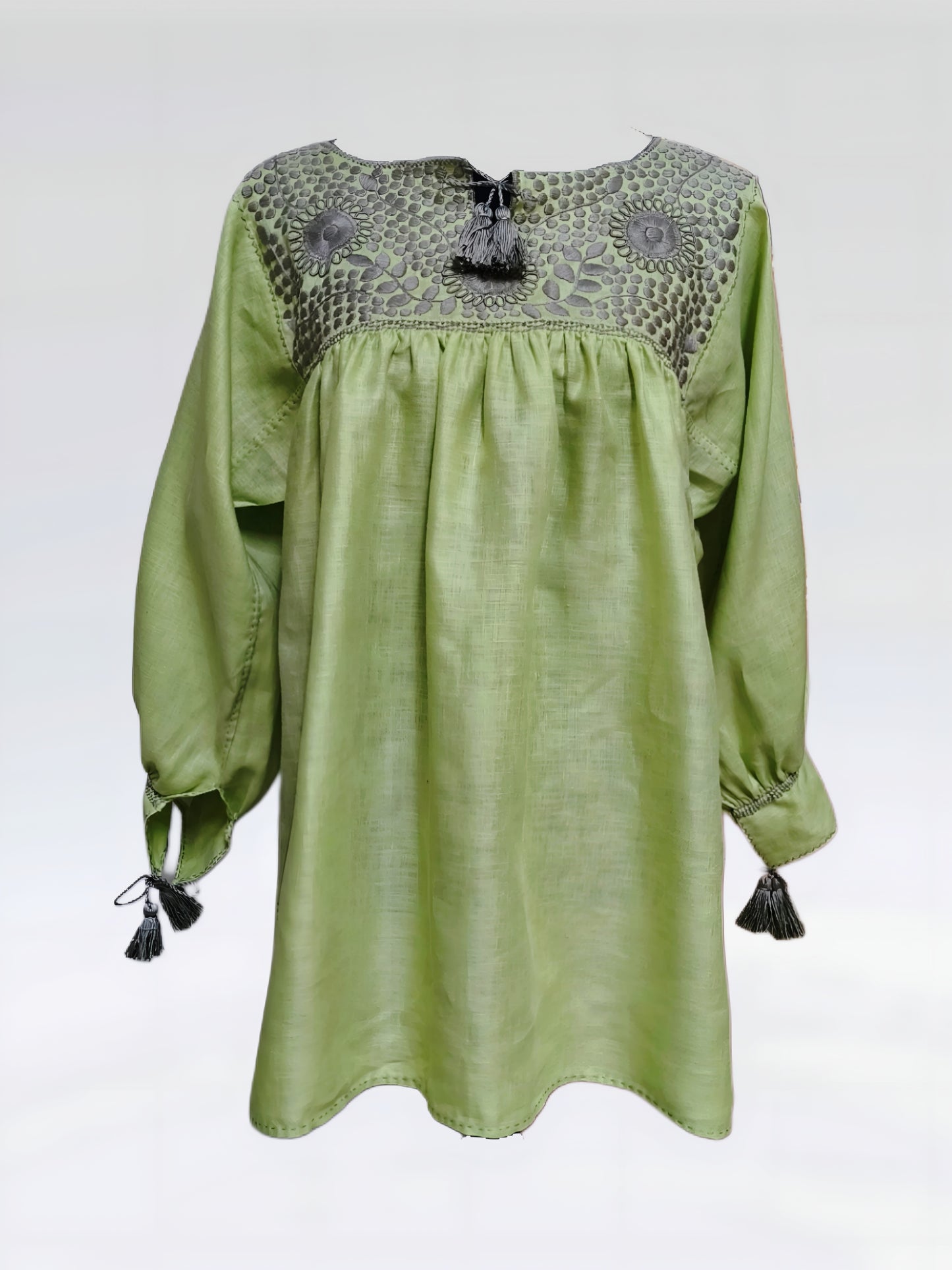 Blusa Aguacatenango de lino Bordado Bolitas color verde Manzana, vista frontal.