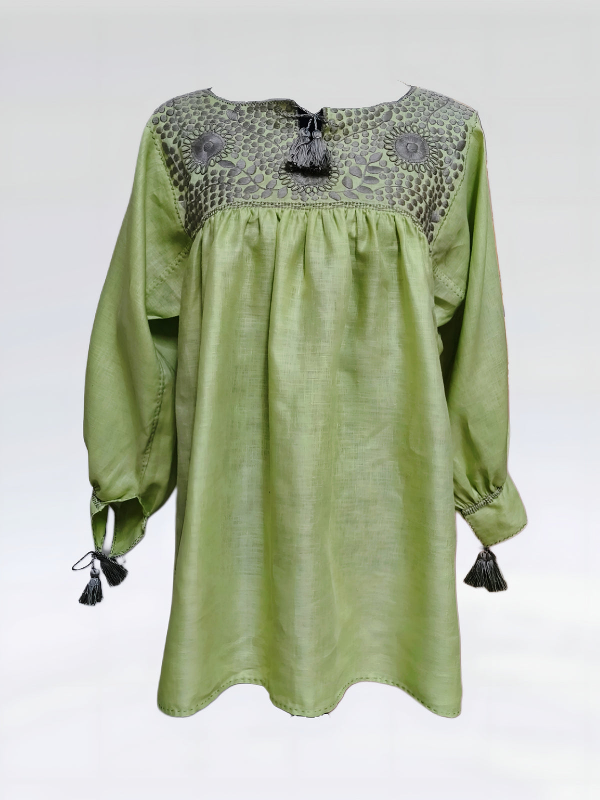 Blusa Aguacatenango de lino Bordado Bolitas color verde Manzana, vista frontal.
